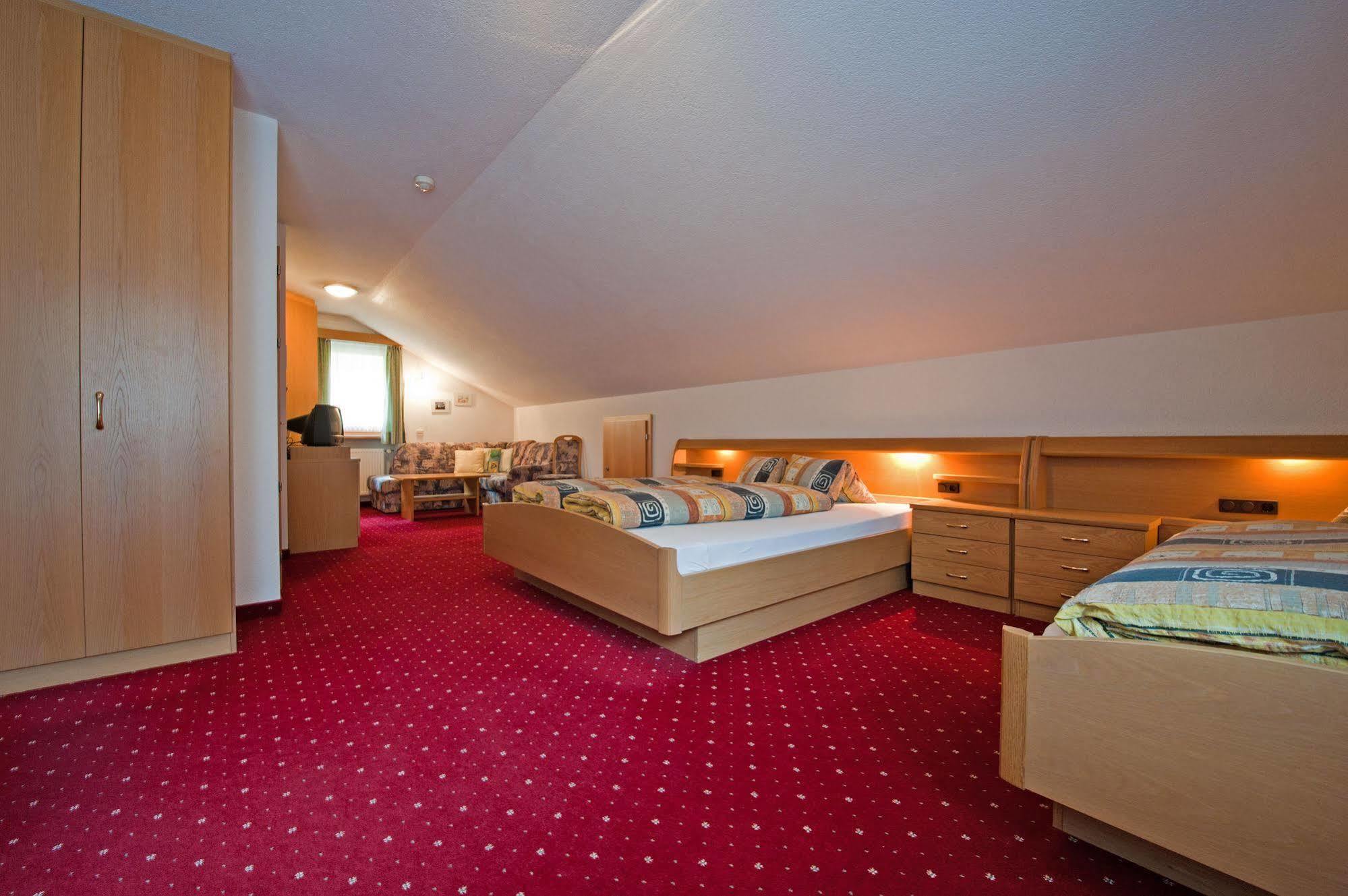 Hotel Sonja Cadipietra Buitenkant foto